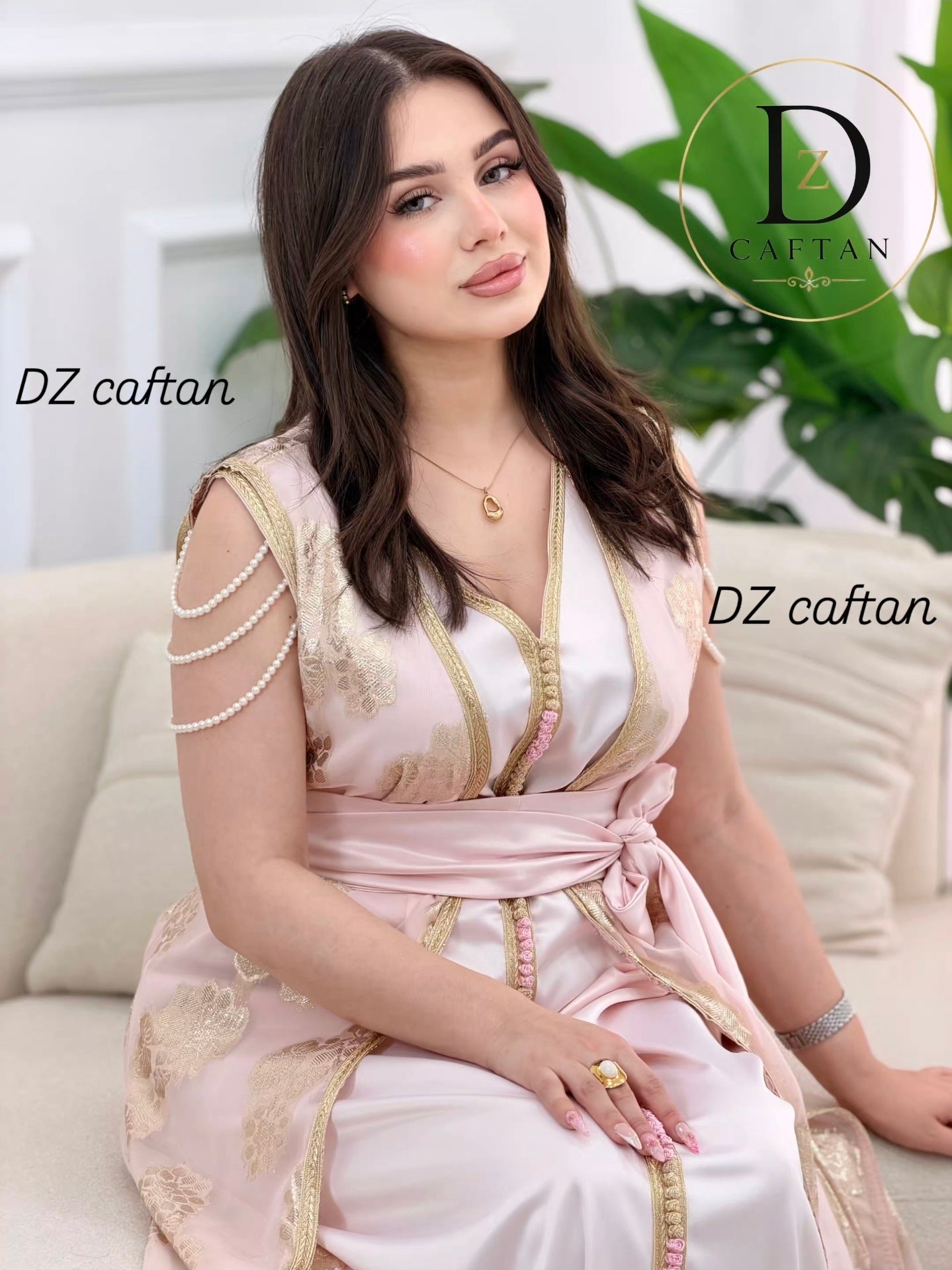 Caftan deux pièces en satin rose avec Tlija brodée or